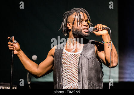 Torino, Italia. 19 mar 2019. Kayus Bankole, cantante della band scozzese giovani padri, esecuzione dal vivo sul palco a Torino nella Pala Alpitour, apertura di 'alta come speranza " tour di Firenze e la macchina Credito: Alessandro Bosio Credito: Alessandro Bosio/Alamy Live News Foto Stock