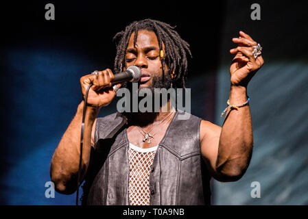 Torino, Italia. 19 mar 2019. Kayus Bankole, cantante della band scozzese giovani padri, esecuzione dal vivo sul palco a Torino nella Pala Alpitour, apertura di 'alta come speranza " tour di Firenze e la macchina Credito: Alessandro Bosio Credito: Alessandro Bosio/Alamy Live News Foto Stock