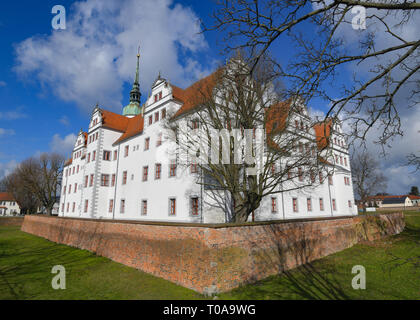 19 marzo 2019, il Land Brandeburgo, Doberlug-Kirchhain: Doberlug Castello. In una mostra permanente "oberlug sassone e Brandeburgo", il museo si lega con il tema dello stato mostra 'la Prussia e la Sassonia. Scene di un quartiere". Con numerosi oggetti storici la mostra racconta la storia di una volta sassone e oggi i villaggi di Brandeburgo. Visite guidate attraverso il complesso del castello e le reliquie dell'ex monastero Dobrilugk completano la visita al museo. Foto: Patrick Pleul/dpa-Zentralbild/ZB Foto Stock