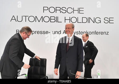 Stoccarda, Deutschland. Xix Mar, 2019. Hans Dieter POETSCH (withte, Chief Executive Officer, CEO), re: Philipp von Hagen (CFO, Chief Financial Officer), sinistra: Manfred DOESS (membro dell' ufficio legale e gestione della conformità). Conferenza stampa annuale del Porsche Automobil Holding SE su 19.03.2019 a Stoccarda. | Utilizzo di credito in tutto il mondo: dpa/Alamy Live News Foto Stock