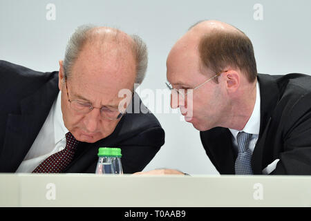 Stoccarda, Deutschland. Xix Mar, 2019. Da sinistra: Hans Dieter POETSCH (Chief Executive Officer, CEO), Philipp von Hagen (CFO, Chief Financial Officer), Conferenza stampa annuale del Porsche Automobil Holding SE a Stoccarda il 19.03.2019. | Utilizzo di credito in tutto il mondo: dpa/Alamy Live News Foto Stock