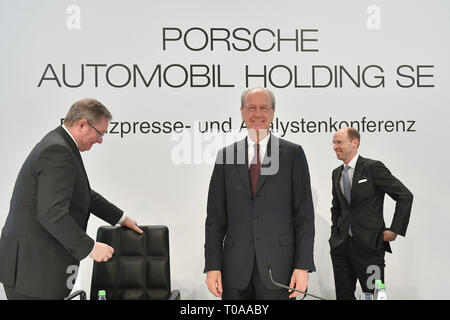 Stoccarda, Deutschland. Xix Mar, 2019. Hans Dieter POETSCH (withte, Chief Executive Officer, CEO), re: Philipp von Hagen (CFO, Chief Financial Officer), sinistra: Manfred DOESS (membro dell' ufficio legale e gestione della conformità). Conferenza stampa annuale del Porsche Automobil Holding SE su 19.03.2019 a Stoccarda. | Utilizzo di credito in tutto il mondo: dpa/Alamy Live News Foto Stock