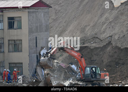 Xiangning cinese nella provincia di Shanxi. Xix Mar, 2019. Il lavoro dei soccorritori sul sito della frana nel Zaoling township di Xiangning County, Linfen City, nel nord della Cina di nella provincia di Shanxi, il 19 marzo 2019. Una casa crollo innescato da una frana nel nord della Cina nella provincia dello Shanxi venerdì scorso ha causato 15 morti e un ulteriore cinque mancanti, le autorità locali ha detto martedì. Credito: Cao Yang/Xinhua/Alamy Live News Foto Stock