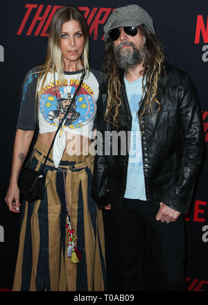 Hollywood, Stati Uniti. Xviii Mar, 2019. HOLLYWOOD, Los Angeles, CA, Stati Uniti d'America - 18 Marzo: Sheri Moon Zombie e marito/musicista Rob Zombie arrivare presso il Los Angeles Premiere di Netflix "sporco" tenutasi presso ArcLight cinema Hollywood di Marzo 18, 2019 a Hollywood e Los Angeles, California, Stati Uniti. (Foto di Xavier COLLIN/Image Press Agency) Credito: Image Press Agency/Alamy Live News Foto Stock