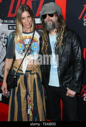 Hollywood, Stati Uniti. Xviii Mar, 2019. HOLLYWOOD, Los Angeles, CA, Stati Uniti d'America - 18 Marzo: Sheri Moon Zombie e marito/musicista Rob Zombie arrivare presso il Los Angeles Premiere di Netflix "sporco" tenutasi presso ArcLight cinema Hollywood di Marzo 18, 2019 a Hollywood e Los Angeles, California, Stati Uniti. (Foto di Xavier COLLIN/Image Press Agency) Credito: Image Press Agency/Alamy Live News Foto Stock