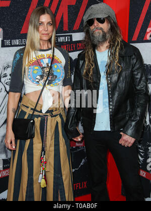 Hollywood, Stati Uniti. Xviii Mar, 2019. HOLLYWOOD, Los Angeles, CA, Stati Uniti d'America - 18 Marzo: Sheri Moon Zombie e marito/musicista Rob Zombie arrivare presso il Los Angeles Premiere di Netflix "sporco" tenutasi presso ArcLight cinema Hollywood di Marzo 18, 2019 a Hollywood e Los Angeles, California, Stati Uniti. (Foto di Xavier COLLIN/Image Press Agency) Credito: Image Press Agency/Alamy Live News Foto Stock