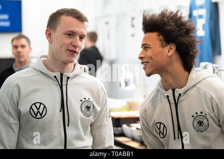 Wolfsburg, Germania. Xix Mar, 2019. Calcio, nazionale: il tedesco giocatori nazionali Leroy sane (r) e Lukas Klostermann scherzo prima della conferenza stampa prima della partita internazionale Germania - Serbia. Credito: Swen Pförtner/dpa/Alamy Live News Foto Stock