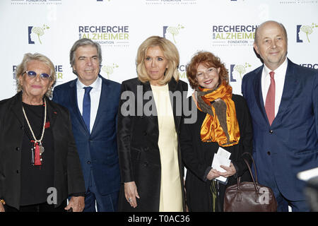 Parigi, Francia. 18 mar 2019. Veronique de Villele (L), Pr Bruno Dubois, Brigitte Macron, Agathe Natanson e Olivier De Ladoucette (R) - Photocall del XIV Gala 2019 dell'Associazione per l'Alzheimer Research presso l'Olympia di Parigi il 18 marzo 2019 Credit: Véronique PHITOUSSI/Alamy Live News Foto Stock