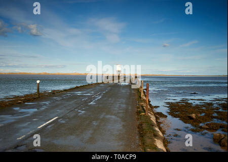 La marea causeway attraversando l'isola di LIndisfarne (Isola Santa) sul Northumbrian costa dell'Inghilterra, Regno Unito, GB. Foto Stock