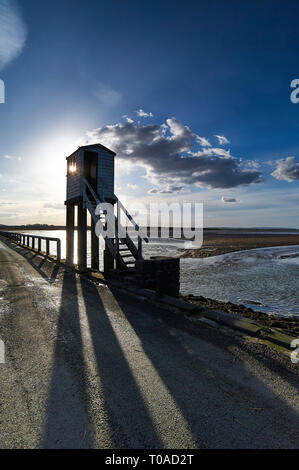 La marea causeway attraversando l'isola di LIndisfarne (Isola Santa) sul Northumbrian costa dell'Inghilterra, Regno Unito, GB. Foto Stock