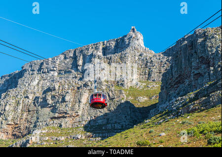 La famosa funivia che conduce al Table Mountain National Park portando i turisti fino alla montagna per escursioni e punti di vista, Cape Town, Sud Africa. Foto Stock