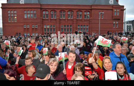 Il Galles tifosi durante il 2019 Guinness Sei Nazioni Grand Slam vincitori celebrazione benvenuti all'Senedd nella Baia di Cardiff. Foto Stock