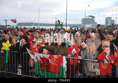 Il Galles tifosi durante il 2019 Guinness Sei Nazioni Grand Slam vincitori celebrazione benvenuti all'Senedd nella Baia di Cardiff. Foto Stock