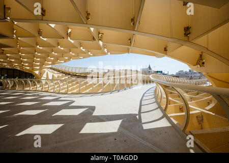 Sevilla, Spagna - 10 Settembre 2015: Metropol Parasol nella Plaza de la Encarnación, Spagna. J. Mayer H. architetti, è costituito da legno incollato con un Foto Stock