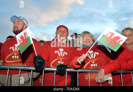 Il Galles tifosi durante il 2019 Guinness Sei Nazioni Grand Slam vincitori celebrazione benvenuti all'Senedd nella Baia di Cardiff. Foto Stock