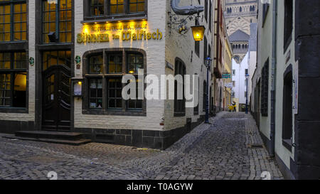 Strade e case nel centro storico della città centrale o Altstadt di Colonia, vicino Heumarkt Foto Stock
