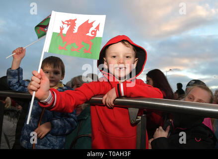 Il Galles tifosi durante il 2019 Guinness Sei Nazioni Grand Slam vincitori celebrazione benvenuti all'Senedd nella Baia di Cardiff. Foto Stock