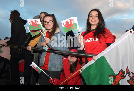 Il Galles tifosi durante il 2019 Guinness Sei Nazioni Grand Slam vincitori celebrazione benvenuti all'Senedd nella Baia di Cardiff. Foto Stock