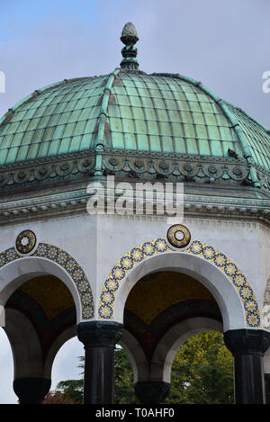 Sezione superiore del Neo-Byzantine Fontana del Kaiser Guglielmo II Otto colonne in marmo sostegno ottagonale cupola in bronzo, Istanbul, Turchia. Foto Stock