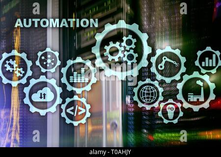 Automazione di aumento di produttività concetto. Processo di tecnologia in una sala server sfondo. Foto Stock