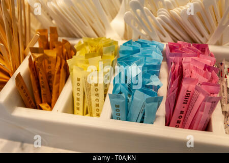 Confezioni di diversi tipi di zuccheri e dolcificanti artificiali con il marchio della Bouchon Bakery in New York Venerdì, Marzo 15, 2019. Dolcificanti artificiali utilizzate diverse sostanze chimiche per migliorare il vostro caffè gusto senza calorie di zucchero. (Â© Richard B. Levine) Foto Stock