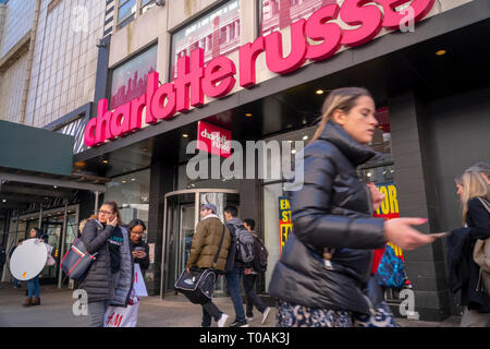 La Charlotte Russe store in Herald Square a New York lunedì, 11 marzo 2019 Visualizza segni di informare gli acquirenti dei suoi ultimi giorni. La catena è la liquidazione e la chiusura di tutti i suoi negozi. (© Richard B. Levine) Foto Stock