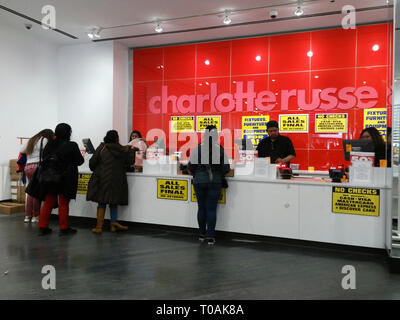 I clienti presso le casse in Charlotte Russe store in Herald Square a New York lunedì, 11 marzo 2019. La catena è la liquidazione e la chiusura di tutti i suoi negozi. (Â© Richard B. Levine) Foto Stock