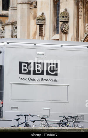 BBC radio di OB van parcheggiato di fronte alla King's College, Università di Cambridge, Inghilterra. Foto Stock