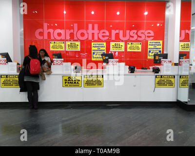 I clienti presso le casse in Charlotte Russe store in Herald Square a New York lunedì, 11 marzo 2019. La catena è la liquidazione e la chiusura di tutti i suoi negozi. (© Richard B. Levine) Foto Stock