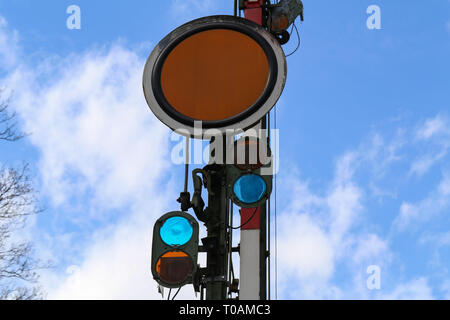 Vintage semaforo ferroviario che mostra il segnale STOP Foto Stock