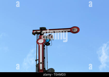 Vintage semaforo ferroviario che mostra il segnale STOP Foto Stock