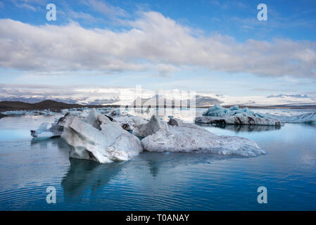 Paesaggio di Islanda, l'Europa. Iceberg nella laguna glaciale, situato nella parte sudorientale dell'isola, vicino ghiacciaio Vatnajokull. Tourist att Foto Stock