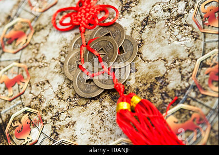 Un dettaglio di astrologia Cinese ruota e tradizionale vecchio Feng Shui lucky monete Foto Stock