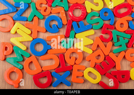 Set di plastica colorata lettere e numeri. Foto Stock