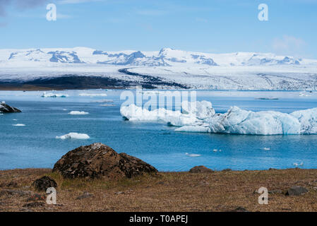 Jokulsarlon - laguna glaciale e il Ghiacciaio iceberg nel sud-est dell' Islanda, Europa, nei pressi del parco nazionale di Vatnajokull Foto Stock