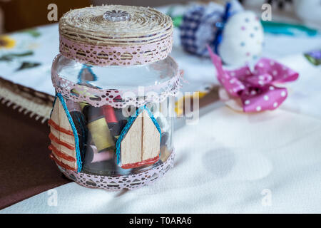 Malaga, Spagna - 18 maggio 2018. Negozio di artigianato con souvenir Spagnolo nella città di Malaga, Spagna. Foto Stock