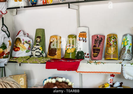 Malaga, Spagna - 18 maggio 2018. Negozio di artigianato con souvenir Spagnolo nella città di Malaga, Spagna. Foto Stock