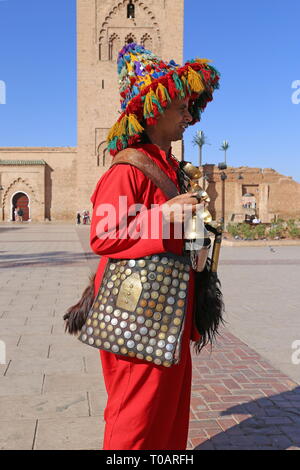 Gerrab (acqua venditore) al di fuori della moschea di Koutoubia (lato est), Medina, Marrakech, regione Marrakesh-Safi, Marocco, Africa del nord Foto Stock