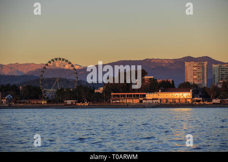 Vista da Sochi dal lato mare, montagna del crinale caucasico sullo sfondo Foto Stock