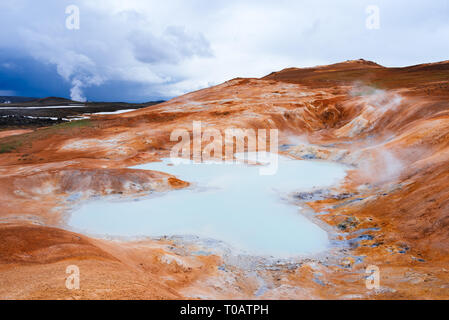 Fantastico paesaggio in una giornata di sole. Molle di zolfo a Leirhnjukur. Area vulcano Krafla. L'Islanda Foto Stock