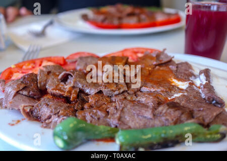 Cibo turco tradizionale: bursa iskender kebab, servita con yogurt e burro Foto Stock