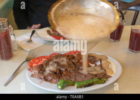 Cibo turco tradizionale: bursa iskender kebab, servita con yogurt e burro Foto Stock