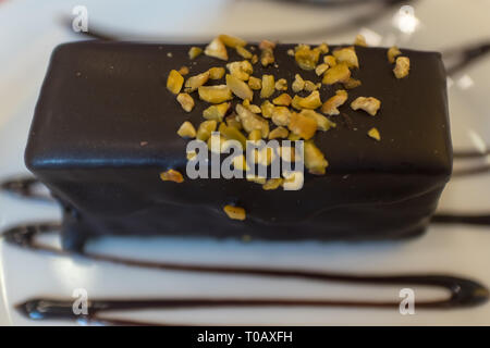 Tradizionali dolci turchi di torta di castagne: karyoka; ricoperta di cioccolato caramella di castagno Foto Stock