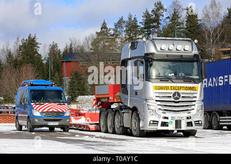 Salo, Finlandia - 9 Marzo 2019: Argento Mercedes-Benz Actros 4163 semi camion e rimorchio per impieghi pesanti carichi eccezionali con pilota veicolo parcheggiato. Foto Stock