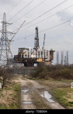 Il Delta di Brent Oil Rig essendo demolita in grado UK in Seaton Carew vicino a Hartlepool, Teesside Foto Stock