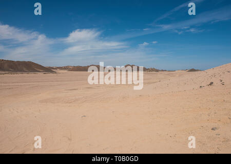 Paesaggio veduta panoramica di una desolazione arido deserto orientale in Egitto Foto Stock