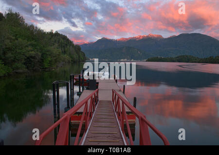 Magnifico tramonto sul fiordo Puyuhuapi nel suono Ventisquero, Patagonia, Aysen, Cile Foto Stock