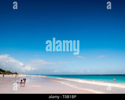 I turisti godendo di sabbie rosa Beach, Dunmore Town, Harbour Island, Eleuthera, Bahamas. Foto Stock