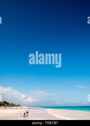 I turisti godendo di sabbie rosa Beach, Dunmore Town, Harbour Island, Eleuthera, Bahamas. Foto Stock