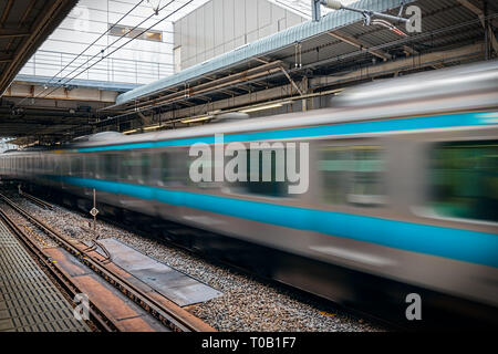 Un treno che passa attraverso il Yokohama stazione ferroviaria in Giappone. Foto Stock